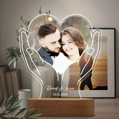 Beleuchtetes LED Acrylglas mit Foto, Namen & Datum - Herz in Händen