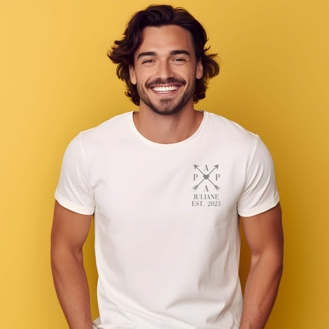 Bedrucktes T-Shirt für Herren - PAPA EST. Kreuzpfeile