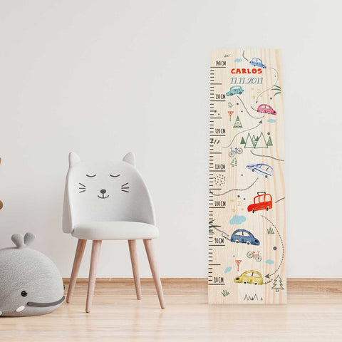 Messlatte mit Namen für Kinder im Autokarte Design