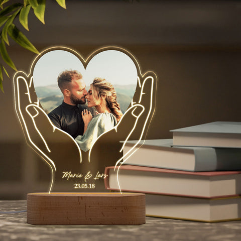 Beleuchtetes LED Acrylglas mit Foto, Namen & Datum - Herz in Händen