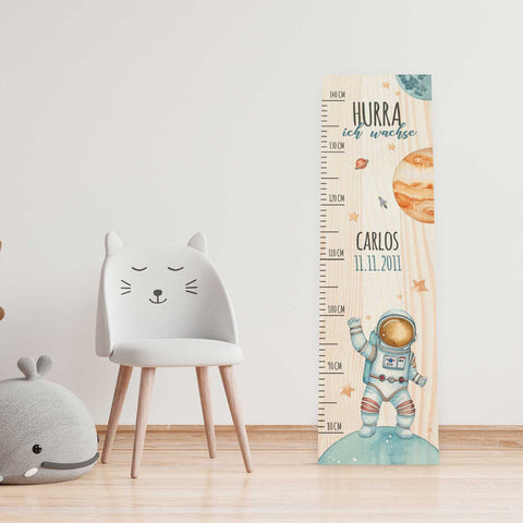Messlatte mit Namen für Kinder im Astronaut Design