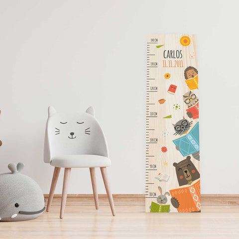 Messlatte mit Namen für Kinder im Lesetiere Design
