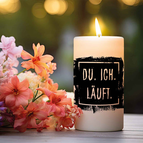 Kleine Kerze mit Spruch "Du.Ich.Läuft"