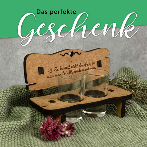 Gravierte Schnapsbank mit Spruch Es kommt nicht drauf an was man trinkt + 2 Schnapsgläser
