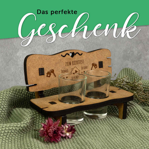 Gravierte Schnapsbank zum Richtfest mit Namen & Datum + 2 Schnapsgläser