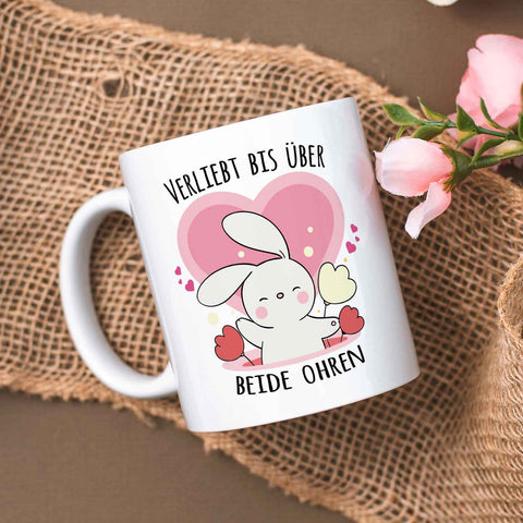 Bedruckte Tasse mit Spruch - Verliebt bis über beide Ohren