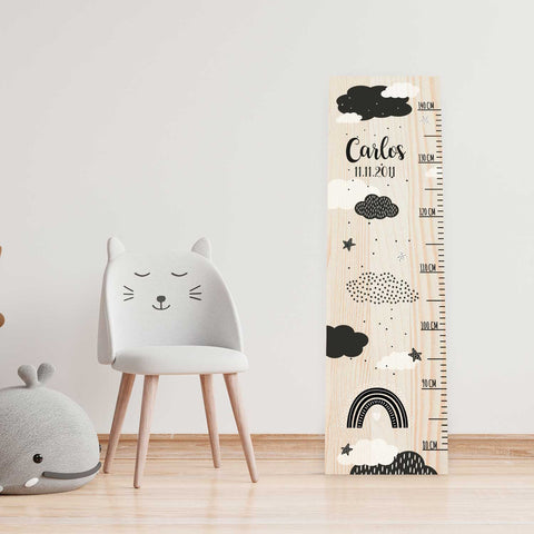 Messlatte mit Namen für Kinder im Wolken Design