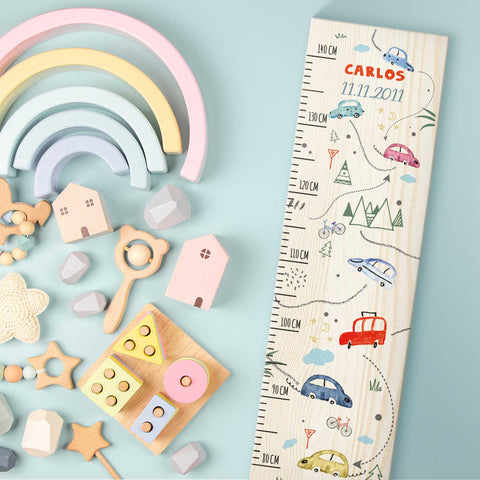 Messlatte mit Namen für Kinder im Autokarte Design