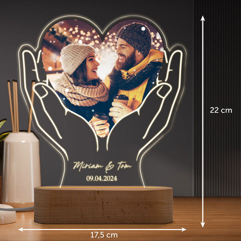 Beleuchtetes LED Acrylglas mit Foto, Namen & Datum - Herz in Händen