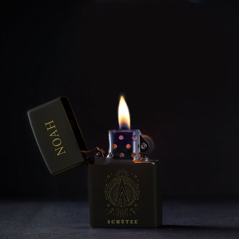 GRAVURZEILE x ZIPPO Personalisiertes Sturmfeuerzeug - Sternzeichen - Windfest und Langlebig - Nachfüllbar