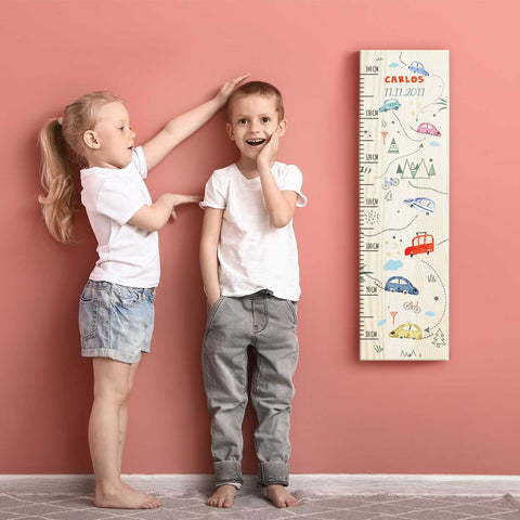 Messlatte mit Namen für Kinder im Autokarte Design