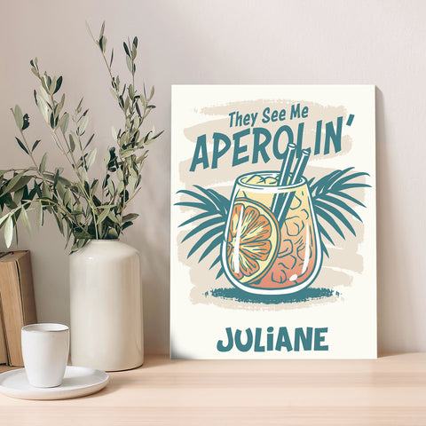 Holzschild mit Aperol Spritz Motiv - They see me Aperolin - Geschenk für Aperol Liebhaber
