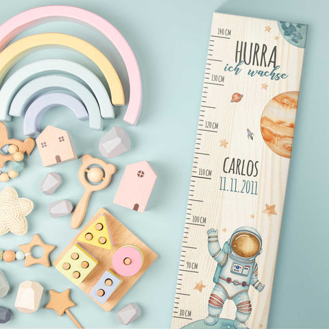 Messlatte mit Namen für Kinder im Astronaut Design