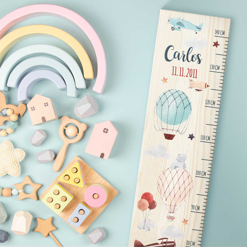 Messlatte mit Namen für Kinder im Heißluftballon Design