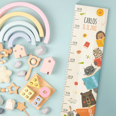 Messlatte mit Namen für Kinder im Lesetiere Design