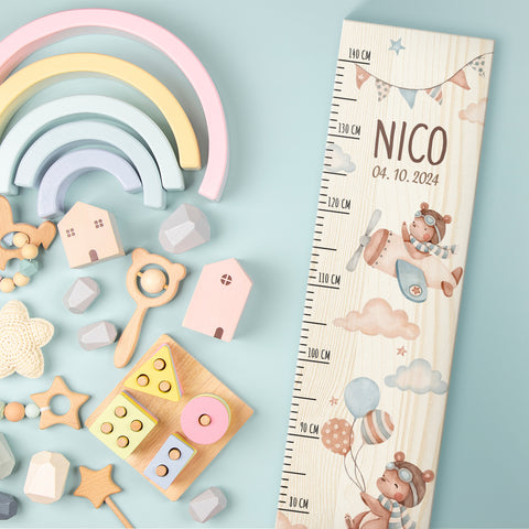 Messlatte mit Namen für Kinder im Pilot Design
