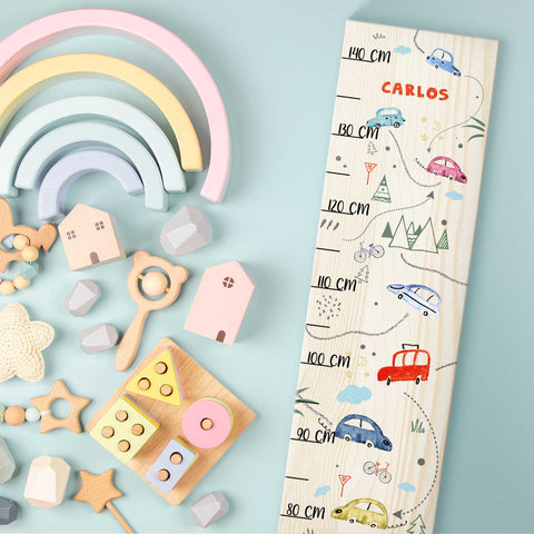 Messlatte mit Namen für Kinder im Autokarte Design