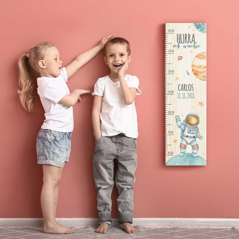 Messlatte mit Namen für Kinder im Astronaut Design