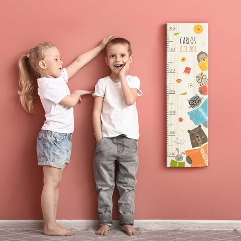 Messlatte mit Namen für Kinder im Lesetiere Design