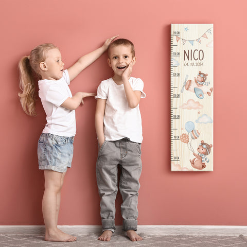 Messlatte mit Namen für Kinder im Pilot Design