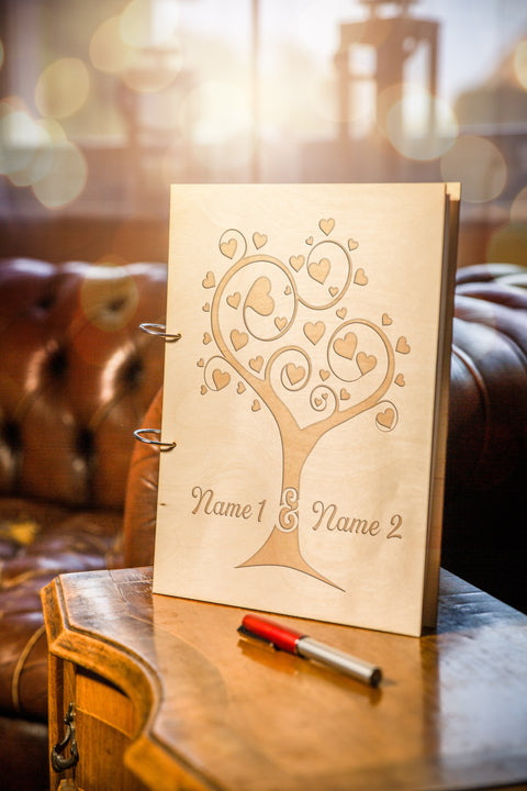 Gästebuch aus Holz: Herzbaum mit Namen