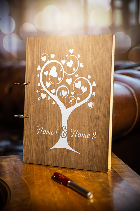 Gästebuch aus Holz: Herzbaum mit Namen