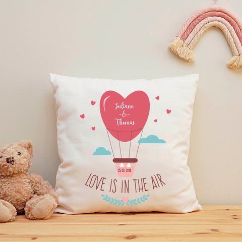 Bedrucktes Kissen mit Motiv Love is in the air