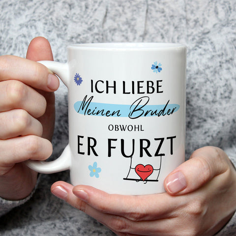 Bedruckte Tasse mit Spruch Ich liebe meinen Bruder obwohl er furzt