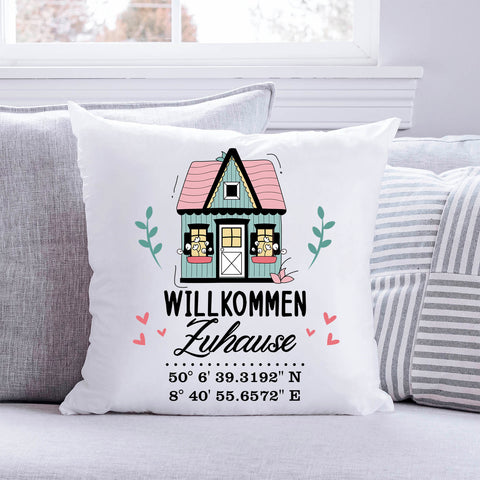 Bedrucktes Kissen mit Motiv Willkommen Zuhause mit Koordinaten