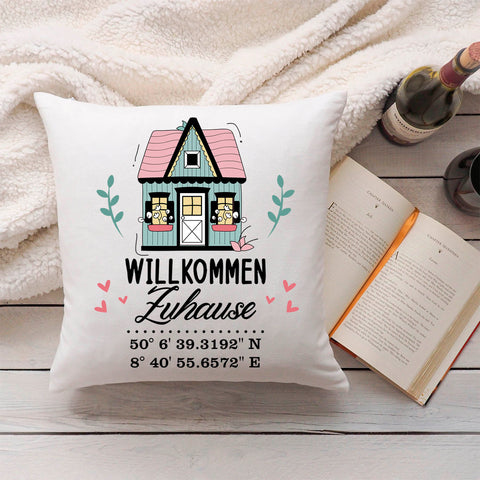 Bedrucktes Kissen mit Motiv Willkommen Zuhause mit Koordinaten