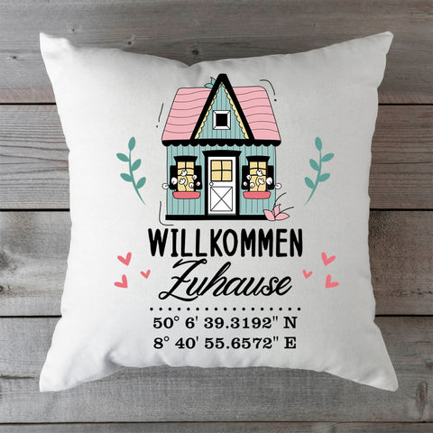 Bedrucktes Kissen mit Motiv Willkommen Zuhause mit Koordinaten