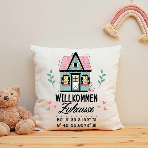 Bedrucktes Kissen mit Motiv Willkommen Zuhause mit Koordinaten