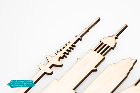 Wanduhr aus Holz Skyline Kiel Birke Makro