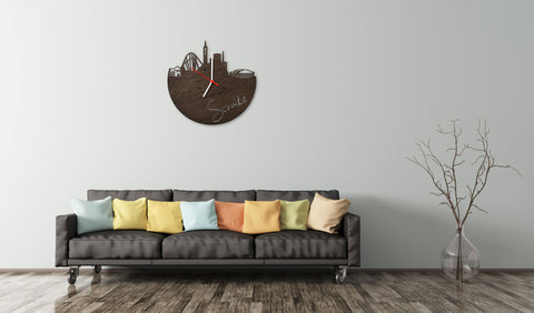 Wanduhr aus Holz Skyline Schalke Eiche geräuchert Wohnzimmer