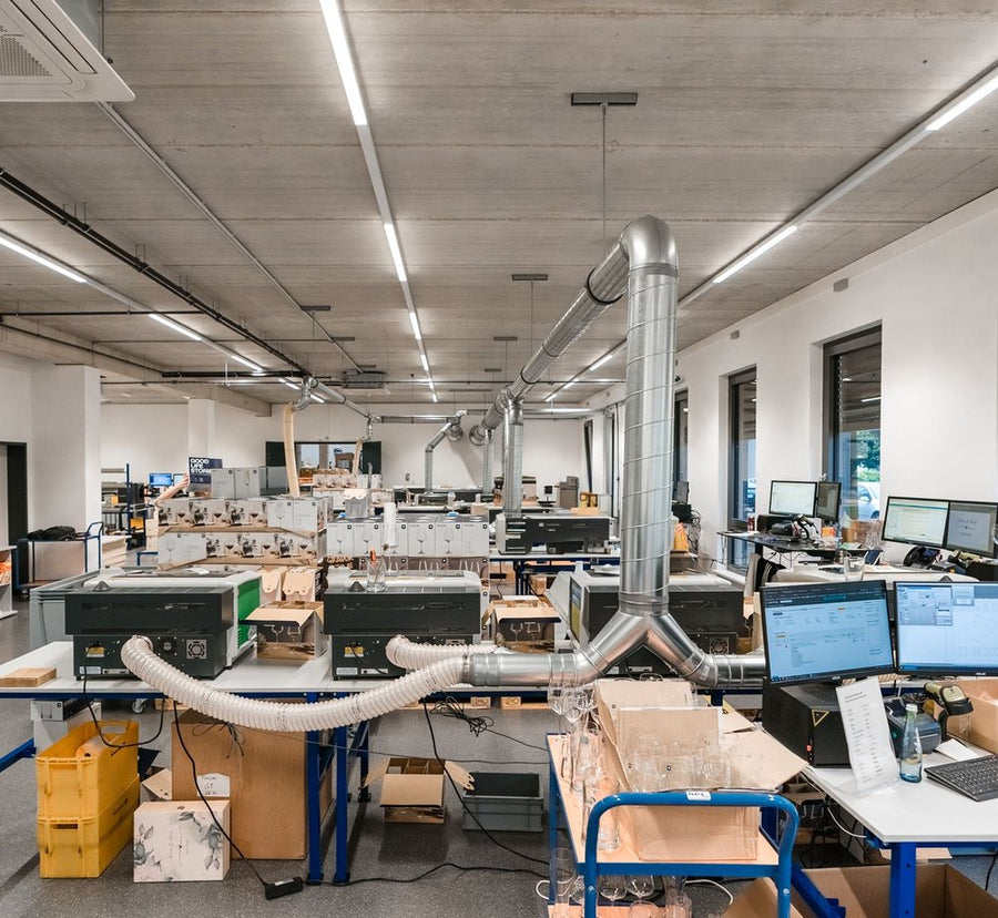 Arbeitsplätze mit Lasern und Bildschirmen in der Produktion von GRAVURZEILE