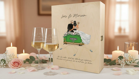Gravierte Champagnerflasche auf einer Hochzeitstafel mit Kerzen und Blumen