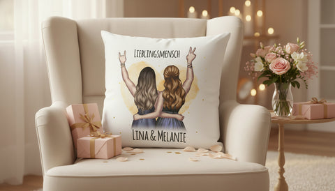 Bedrucktes Kissen Beste Freundin Design in emotionaler Szene mit Geschenkverpackung