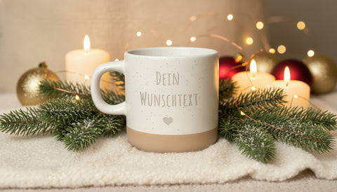 Gravierte Steingut Tasse - Wunschtext - Lifestyle-Szene