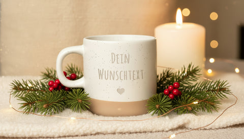 Gravierte Steingut Tasse - Wunschtext - Lifestyle-Szene