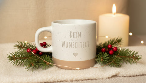 Gravierte Steingut Tasse - Wunschtext - Lifestyle-Szene