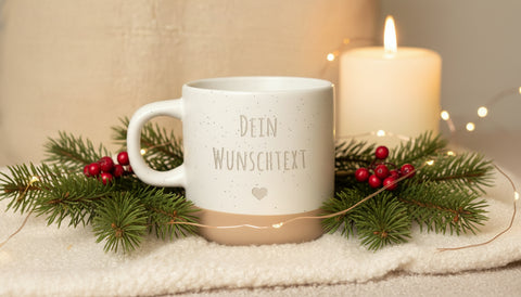 Gravierte Steingut Tasse - Wunschtext - Lifestyle-Szene
