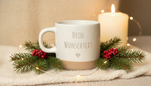 Gravierte Steingut Tasse - Wunschtext - Lifestyle-Szene