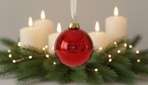 Gravierte Weihnachtskugel - Wedding Love - Lifestyle-Szene