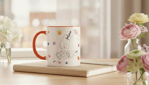 Bedruckte Tasse - Hände halten Mama - Geschenk zum Muttertag - Lifestyle-Szene