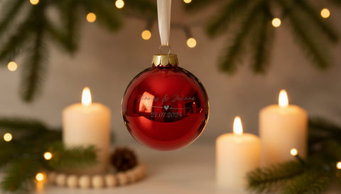 Gravierte Weihnachtskugel - Wedding Love - Lifestyle-Szene