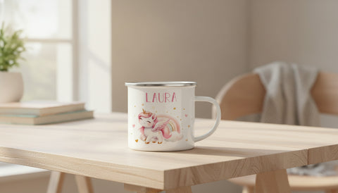 Emaille Tasse für Kinder - Personalisiert mit Namen & 8 liebevollen Motiven - Lifestyle-Szene