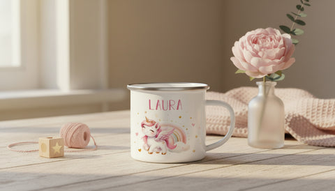 Emaille Tasse für Kinder - Personalisiert mit Namen & 8 liebevollen Motiven - Lifestyle-Szene
