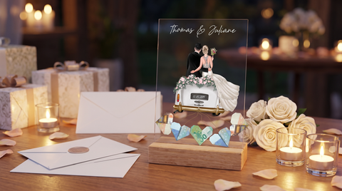 Acrylglas-Aufsteller mit gedrucktem Brautpaar im Hochzeitsauto, Namen und gefalteten Geldscheinen auf dem Geschenketisch
