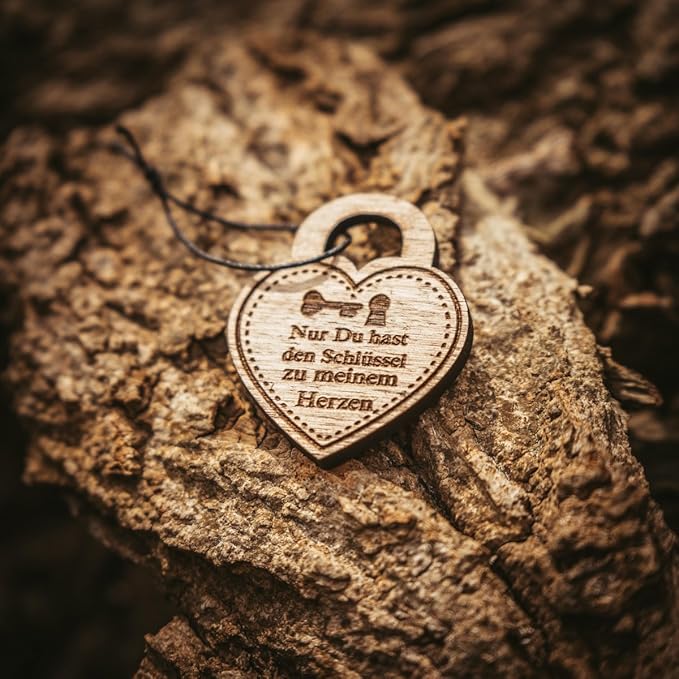 Schlüsselanhänger aus Holz mit Gravur