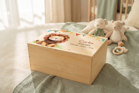 Bedruckte Erinnerungskiste aus Holz für Kinder mit Löwenmotiv, Namen und Geburtsdaten im Kinderzimmer